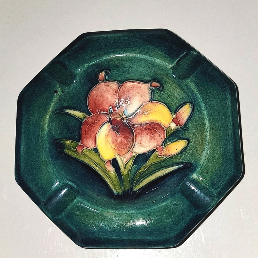 VINTAGE MOORCROFT POTTERY GREEN OCTAGONAL FREESIA ASHTRAY ~POTTERS TO QUEEN MARY